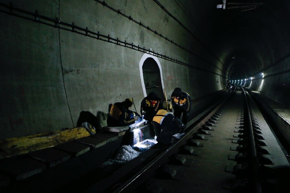 波莲镇铁路运营隧道病害现状